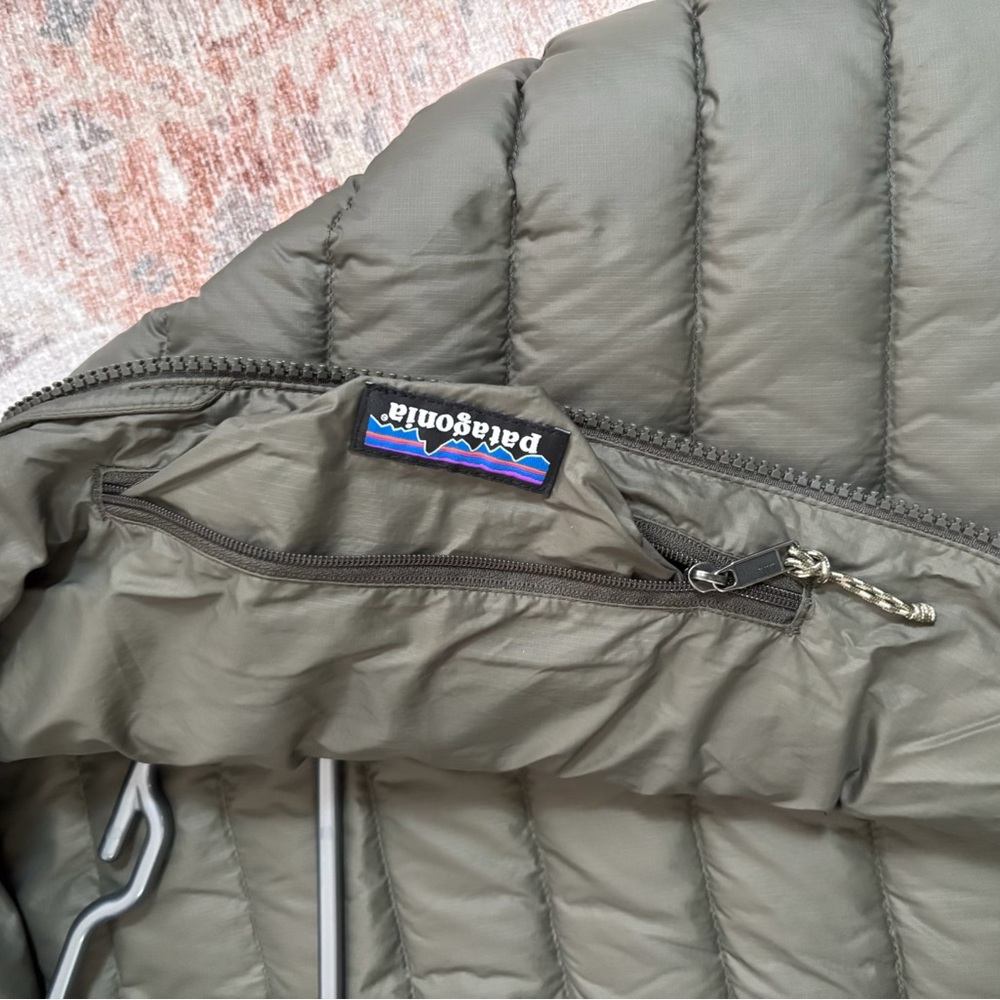Patagonia women’s recycled Down Sweater Parka olive green size women’s small - Picture 5 of 5
